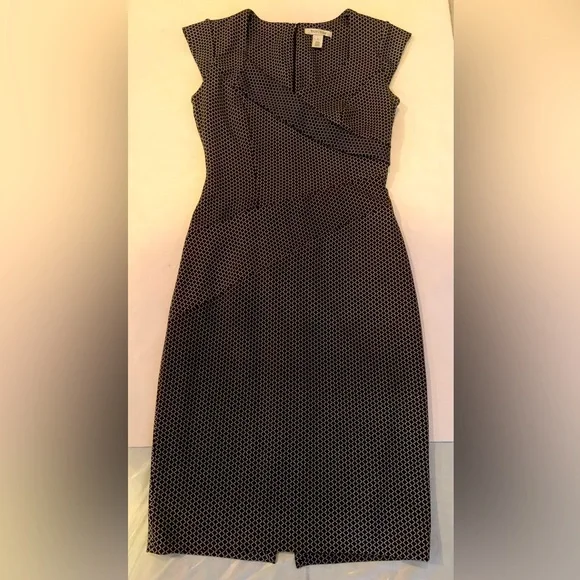 White House Black Market Quatrefoil Geo Slimming Sheath Dress Size 6 - Picture 4 of 14